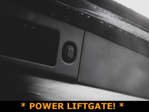 Used 2018 Chevrolet Suburban LT image 8