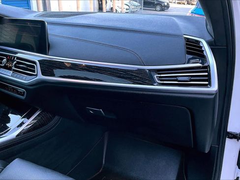 Used 2022 BMW X7 M50i image 18