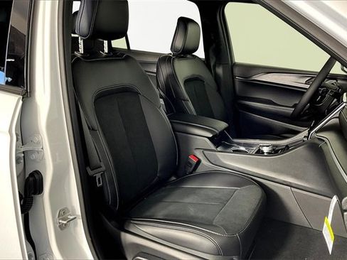 New 2025 Jeep Grand Cherokee L Altitude image 12