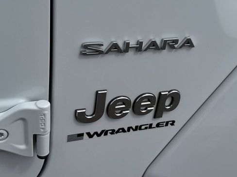 Used 2023 Jeep Wrangler Unlimited Sahara AWD/4WD image 8