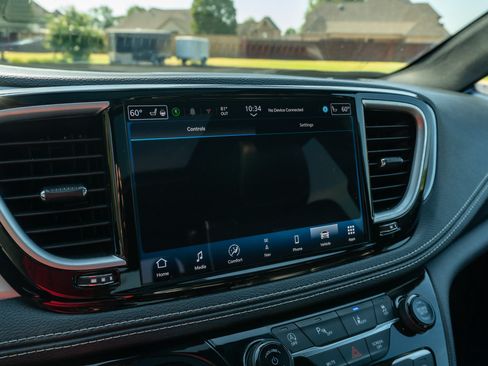 Used 2025 Chrysler Pacifica Limited FWD image 24