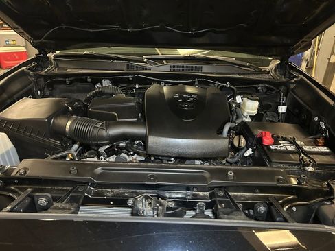 Used 2022 Toyota Tacoma SR5 AWD/4WD image 24