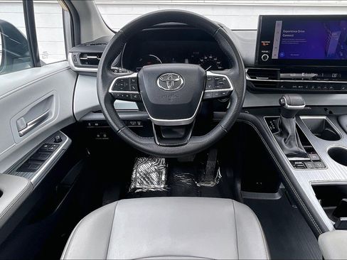 Used 2025 Toyota Sienna XLE FWD image 6