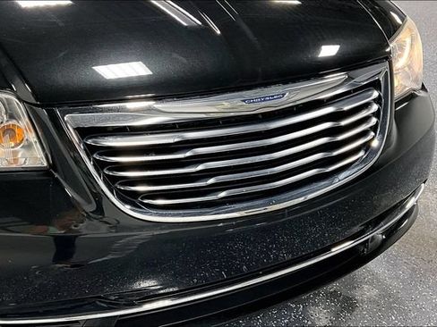 Used 2015 Chrysler Town & Country Touring-L w/ Driver Convenience Group FWD image 28