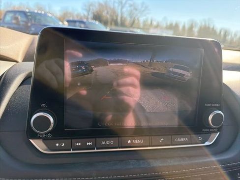 Used 2023 Nissan Rogue SV image 17