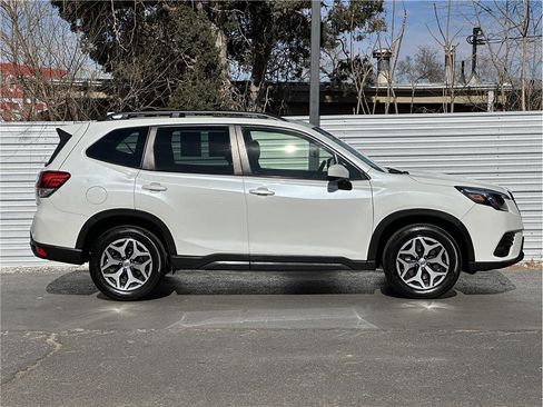 Used 2023 Subaru Forester Premium image 9