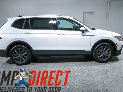Used 2023 Volkswagen Tiguan SE w/ Panoramic Sunroof Package FWD image 6