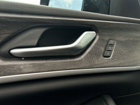 Used 2024 Jeep Grand Cherokee Limited w/ Black Appearance Package image 26