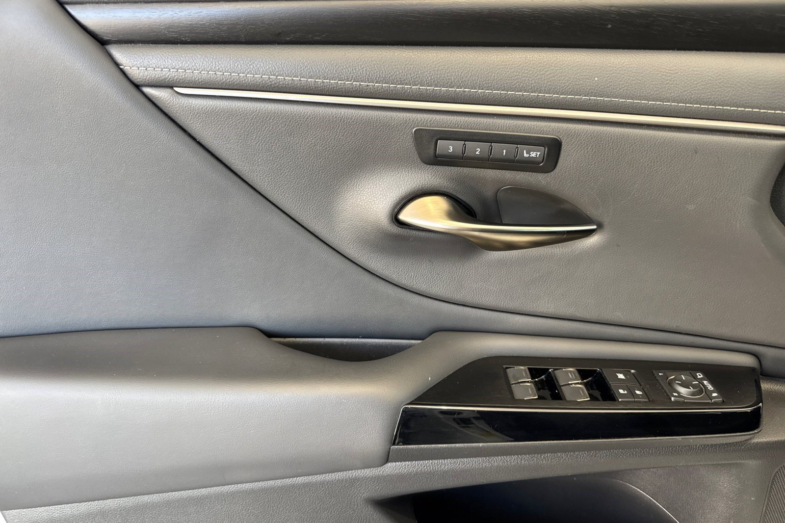 Certified 2025 Lexus ES 300h w/ Premium Package FWD image 12