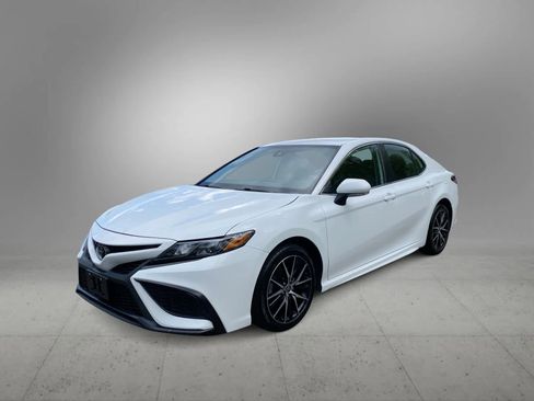 Used 2024 Toyota Camry SE FWD image 4