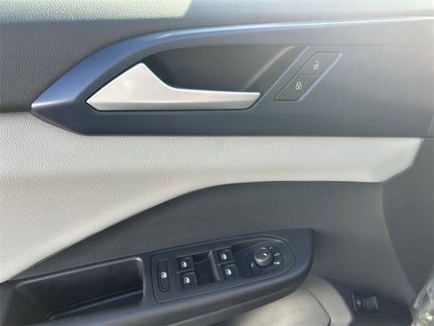 Used 2022 Volkswagen Taos SE image 16