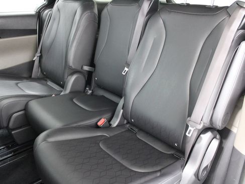 Used 2025 Kia Carnival FWD image 18