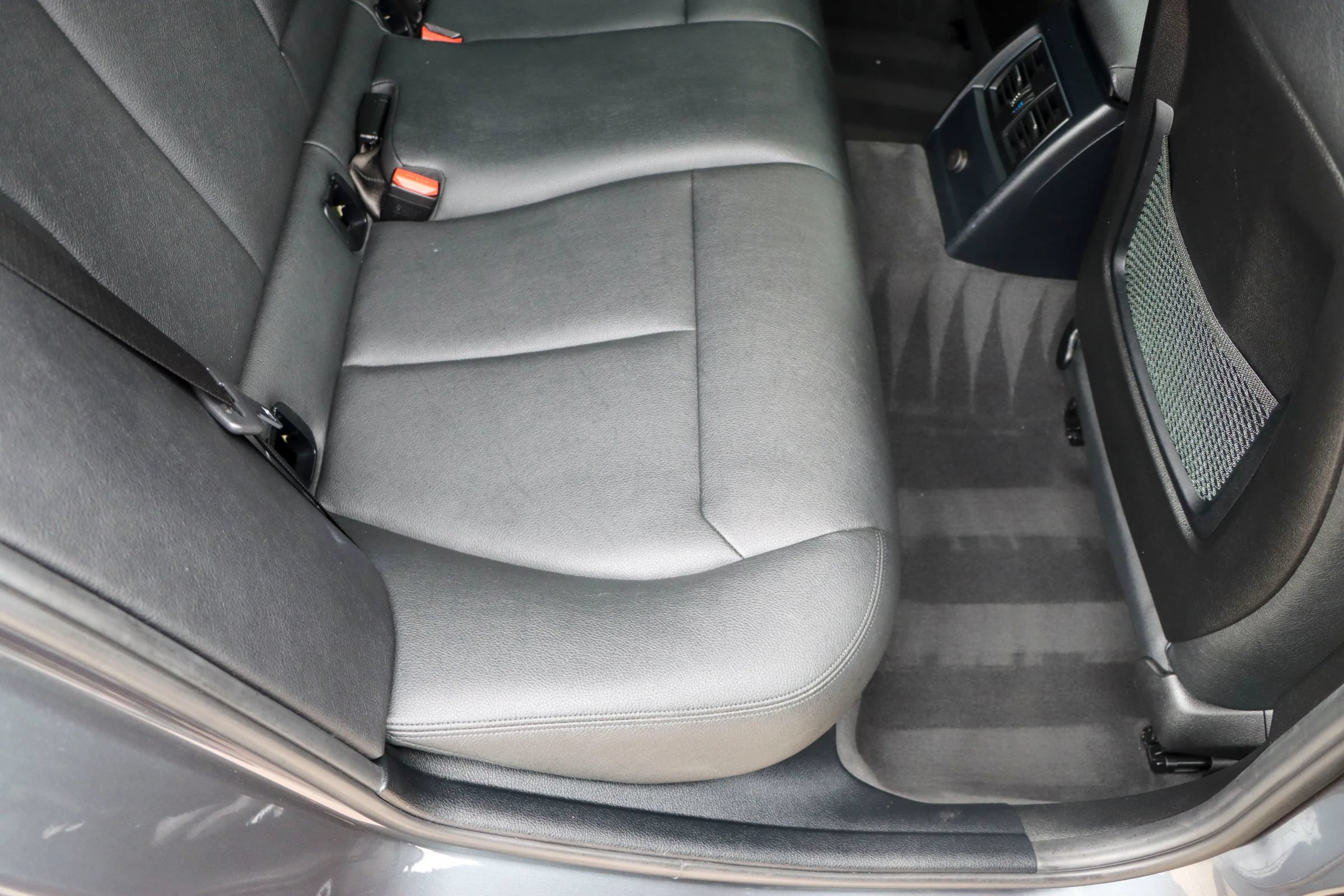 Used 2018 BMW 330e w/ Premium Package RWD image 20
