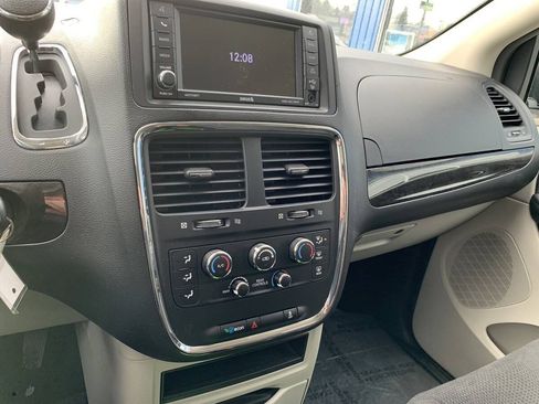 Used 2019 Dodge Grand Caravan SE w/ UConnect Hands-Free Group FWD image 12