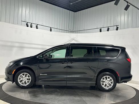 Used 2020 Chrysler Voyager Lxi FWD image 13