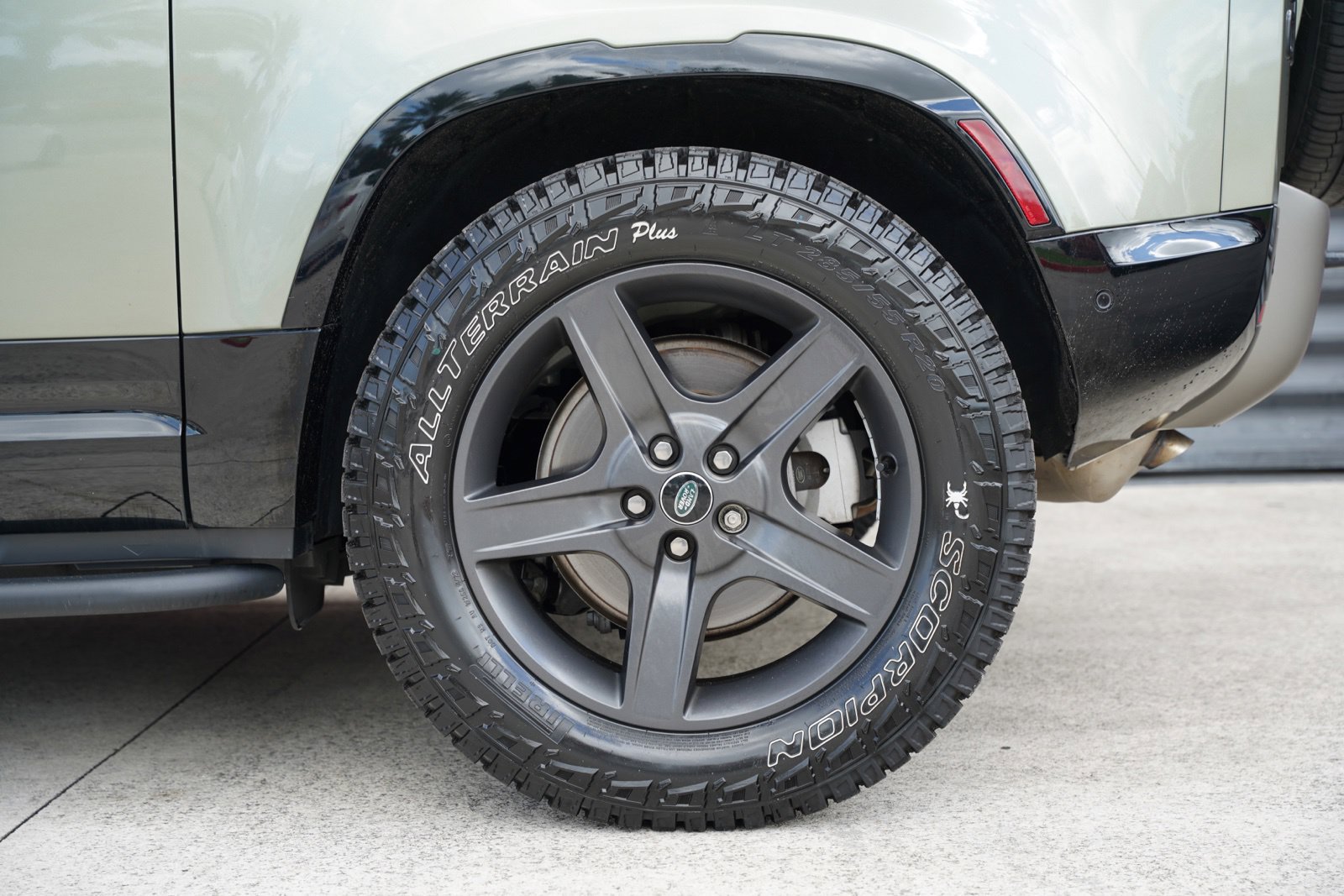 Used 2024 Land Rover Defender 90 X-Dynamic SE AWD/4WD image 9