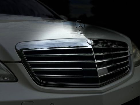 Used 2011 Mercedes-Benz S 63 AMG w/ Driver Assistance Pkg image 12