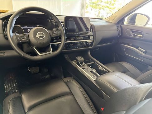 Certified 2025 Nissan Pathfinder SL w/ SL Premium Package FWD image 19