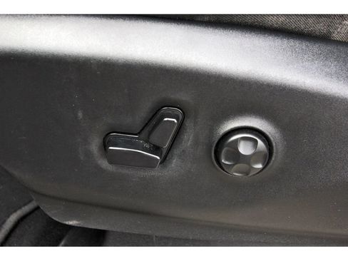 Used 2020 Chrysler Pacifica Touring-L FWD image 32