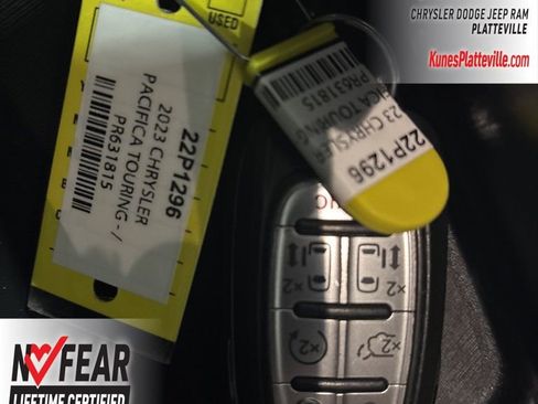 Used 2023 Chrysler Pacifica Touring-L image 27