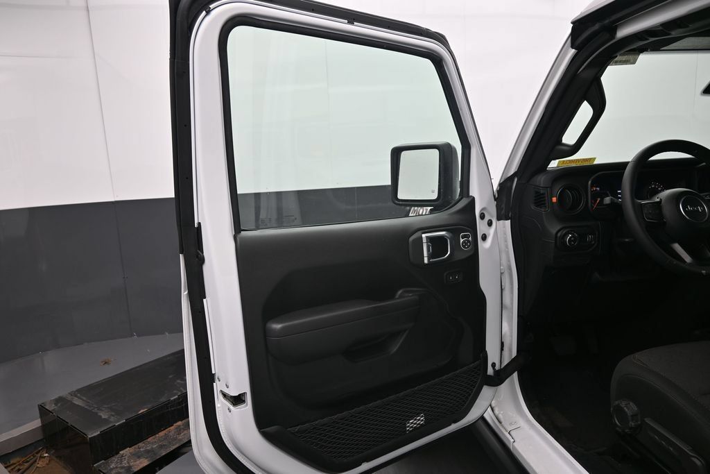Used 2026 Jeep Gladiator Mojave AWD/4WD image 17