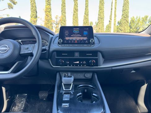 Used 2023 Nissan Rogue SV image 15