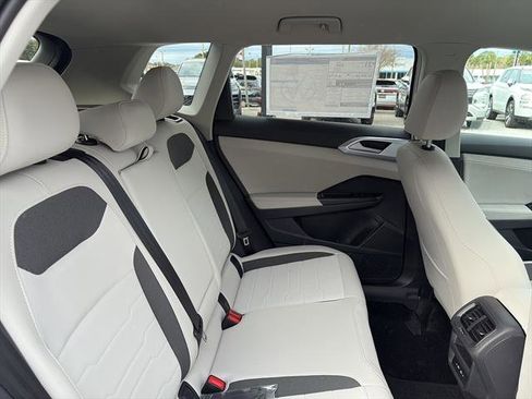 New 2026 Volkswagen Taos SE image 10