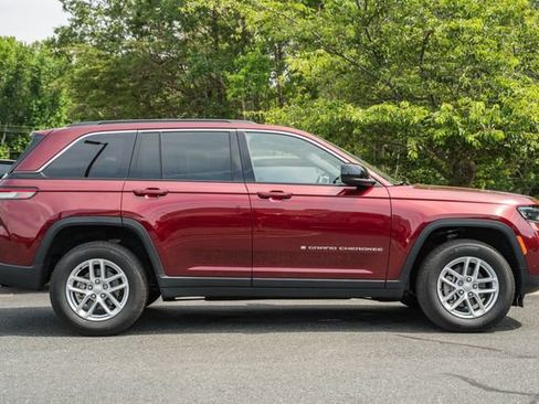 Used 2025 Jeep Grand Cherokee Laredo X w/ Luxury Tech Group I AWD/4WD image 7