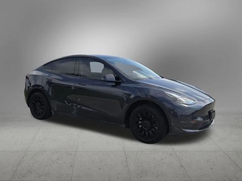 Used 2024 Tesla Model Y 2WD image 10