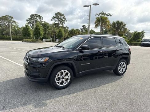 Used 2025 Jeep Compass Latitude AWD/4WD image 7