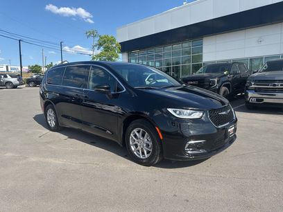 Used 2025 Chrysler Pacifica Select