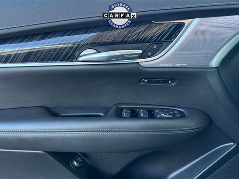 Used 2025 Cadillac XT6 Premium Luxury image 16