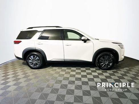 Used 2024 Nissan Pathfinder SV FWD image 11