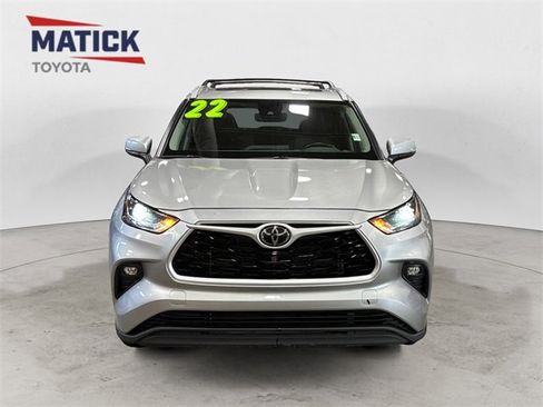 Used 2022 Toyota Highlander XLE image 2