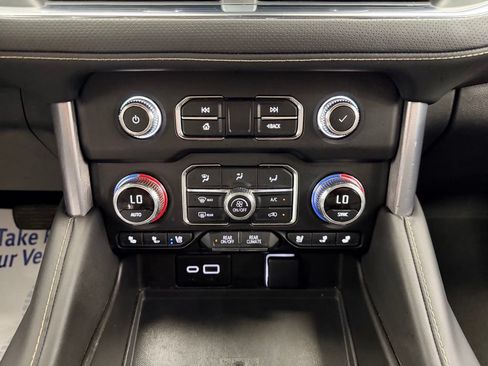 Used 2024 GMC Yukon XL SLT w/ SLT Luxury Package AWD/4WD image 16