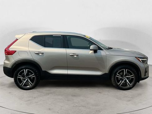 Used 2023 Volvo XC40 B5 Plus AWD/4WD image 4