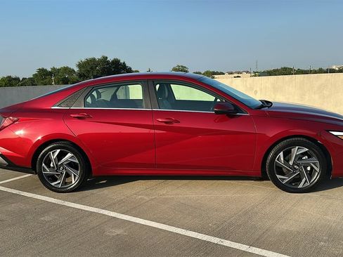 Used 2025 Hyundai Elantra Limited FWD image 14