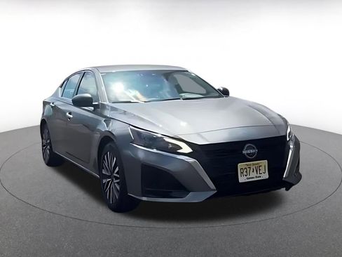 Used 2025 Nissan Altima 2.5 SV FWD image 3