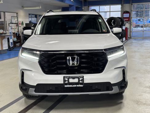 New 2025 Honda Pilot Touring image 2