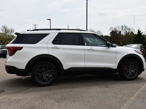 Used 2025 Ford Explorer ST-Line w/ ST-Line Street Pack AWD/4WD image 7
