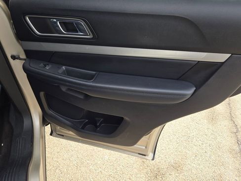 Used 2017 Ford Explorer XLT image 11