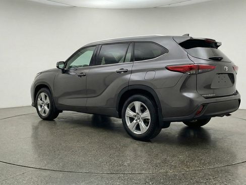 Used 2025 Toyota Highlander LE FWD image 6