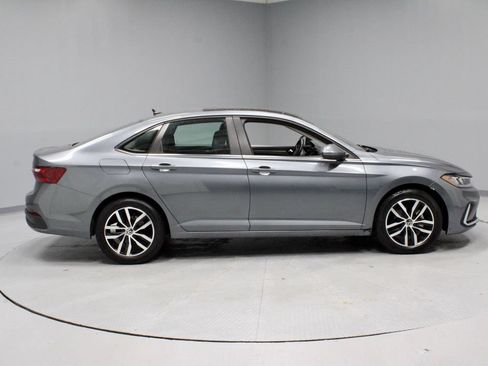 Used 2025 Volkswagen Jetta SE FWD image 11
