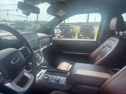 Used 2024 Ford Expedition Max Limited AWD/4WD image 2