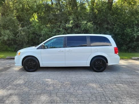 Used 2018 Dodge Grand Caravan SE image 3