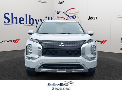 Used 2024 Mitsubishi Outlander SE image 2