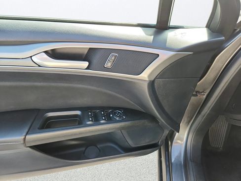 Used 2020 Ford Fusion SE FWD image 21