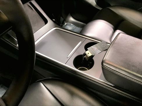 Used 2021 Tesla Model Y Long Range image 16