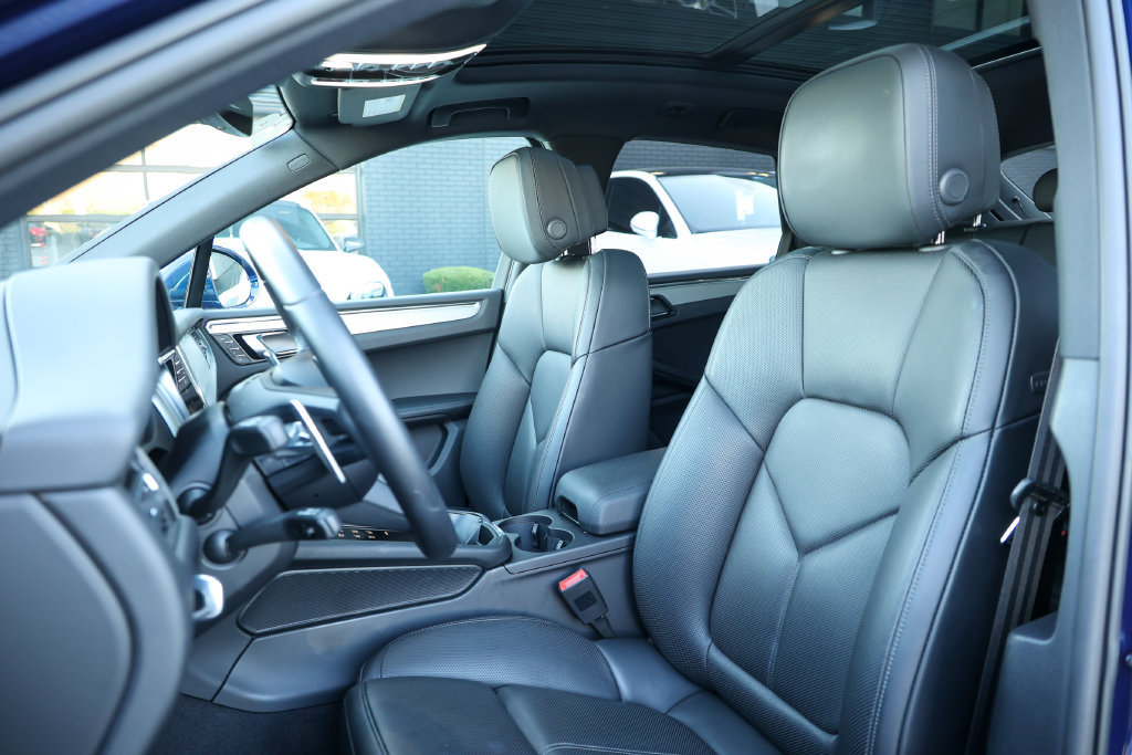 Certified 2026 Porsche Macan AWD/4WD image 5