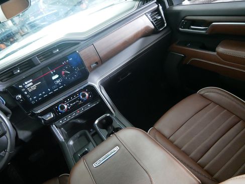 Used 2024 GMC Sierra 2500 Denali Ultimate AWD/4WD image 11